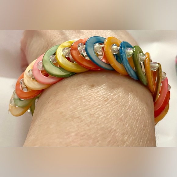 Shell rainbow of colors circular elastic EUC bracelet jewelry - Picture 8 of 17